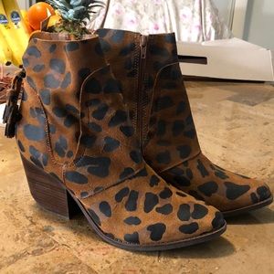 Matisse size 9.5 leopard suede booties with tassle